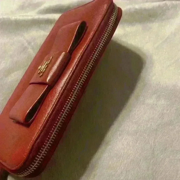 Prada Saffiano Fiocco bow zip around wallet in a red/chestnut Authentication - Picture 4 of 6